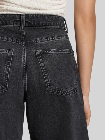Frauenmodel trägt Straight Fit Jeans aus reiner Baumwolle von Topshop in Schwarz mit 5-Pocket-Design, Detailaufnahme Rückansicht.
