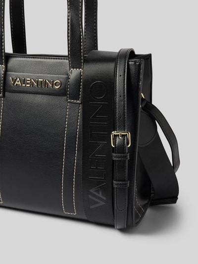 Produktfoto, Handtasche in Leder-Optik Modell 'Aury' von VALENTINO BAGS mit Logo-Detail, Reißverschlussfach, Kontrastnähten und Schulterriemen, Hauptfach, 35 cm Breite, 27 cm Länge, 13 cm Tiefe, 36 cm Schulterriemen-Länge.