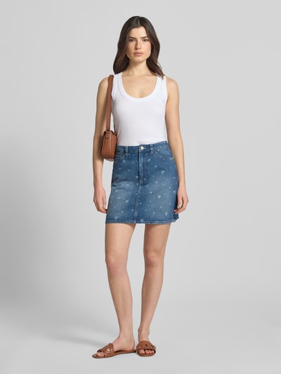 Frauenmodel trägt Mini-Jeansrock aus reiner Baumwolle von Tom Tailor Denim mit Optik:Allover-Muster Herzmuster, Ganzkörperansicht von vorne.
