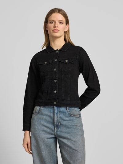 Kobiece model nosi kurtkę jeansową Regular Fit Jeansjacke aus Baumwoll-Mix Modell 'WONDER' od Only, efekt: jednolity kolor, wykładany kołnierz, listwa guzikowa, szwy, pas na plecach, karczek, długi rękaw z mankietem, kieszenie na piersi i boczne, wykończenie materiału: denim, mieszanka bawełny; zdjęcie: widok całej sylwetki z przodu.