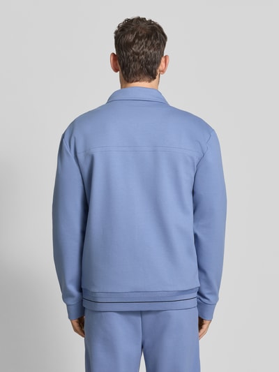 Männermodel trägt Regular Fit Sweatjacke aus Baumwoll-Mix Modell 'SW_Member' von BOSS Green in Blau, Ganzkörperansicht Rückansicht.