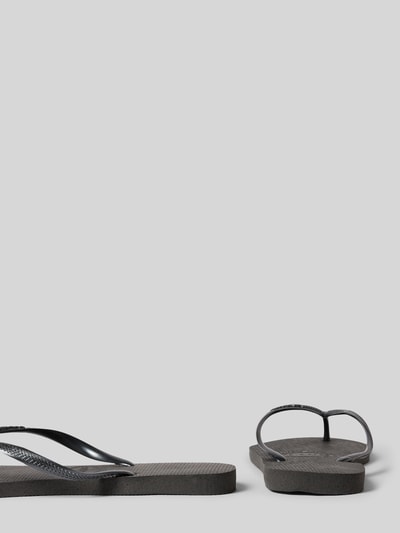 Produktfoto, schwarze Flip-Flops mit Logo-Detail von Havaianas für Damen, abgerundete Passform, offene Ferse, Zehentrenner, Absatzhöhe 1 cm, strukturierte Sohle, minimalistische Optik, Größe 39/40.