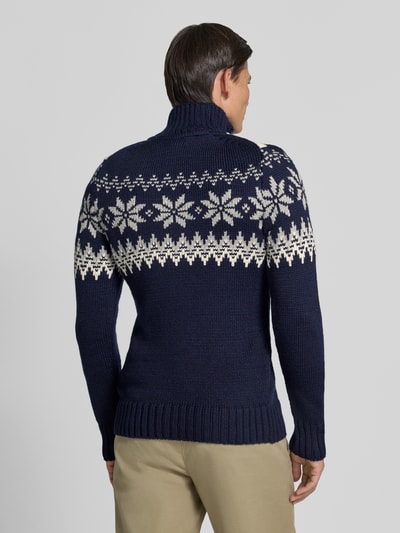 Männermodel trägt Slim Fit pullover van wolmix Model 'Myking' van Dale of Norway, schipperskraag, Ruglengte maat M 72 cm, Mouwlengte 69 cm, ganzlichaam terugaanzicht.