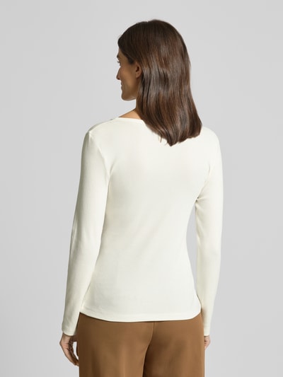 Frauenmodel trägt Slim Fit Longsleeve aus Baumwoll-Mix mit Henley-Ausschnitt von Christian Berg Woman in Creme, Rückenlänge 58 cm, Ganzkörperansicht Rückansicht.