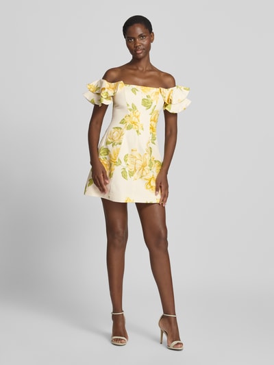 Frauenmodel trägt Minikleid aus Leinen-Mix mit Viskose-Anteil Modell 'Kenzie' von Forever New, floraler Allover-Print, Off-Shoulder, Ganzkörperansicht von vorne. Taillierte Passform, helle Gelb- und Grüntöne, strukturierte Oberfläche.