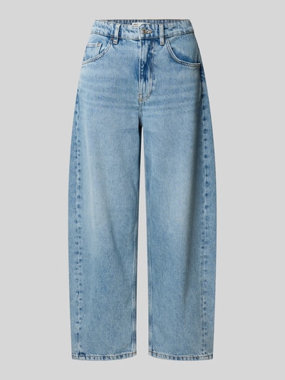 Produktfoto, Wide Fit Jeans im 5-Pocket-Design Modell 'Bimba' von MANGO aus Reiner Baumwolle, mittleres Blau, sichtbarer Knopf-Reißverschluss, glatte strukturierte Denim-Oberfläche, Bundweite 39 cm, Innenbeinlänge 66 cm, gerades Bein, klare Kanten.