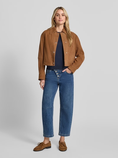 Vrouwenmodel draagt blauwe Relaxed Fit Barrel Jeans aus Baumwoll-Mix mit Viskose-Anteil Modell 'Relaxed Malibu' van Buena Vista, dames Barrel Jeans, volledige lichaamsaanzicht van voren.