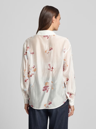 Vrouwenmodel draagt Regular Fit blouse met stitchings model 'Sabine' van MSCH Copenhagen, lyocellmix, overhemdkraag, knoopsluiting, ruglengte 45 cm, mouwlengte 55 cm, bloemenprint op lichte stof, rugaanzicht, Ganzkörperansicht Rückansicht.