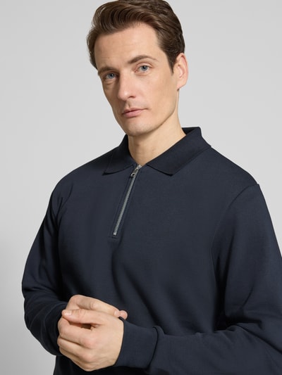 Männermodel trägt Sweatshirt mit Polokragen und Reißverschluss von Lindbergh im Baumwoll-Mix, Regular-Fit, Nahaufnahme Oberkörper.