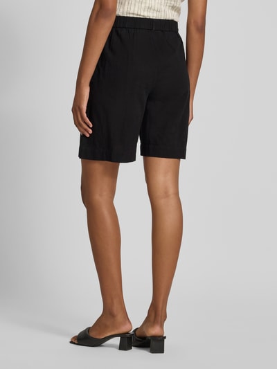 Frauenmodel trägt Comfort Fit Shorts aus Baumwoll-Leinen-Mix Modell 'CAIA' von Vero Moda, Optik: Unifarben, Materialverarbeitung: Flammgarn, Ganzkörperansicht Rückansicht.