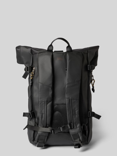 Produktfoto, czarny plecak z nadrukiem z napisem model 'EXPLORE' od camel active, Główna przegroda z zamknięciem na klamrę, regulowane paski na ramię, kieszenie zapinane na zamek błyskawiczny, Szerokość w rozmiarze 1: 40 cm, Długość w rozmiarze 1: 50 cm, Głębokość w rozmiarze 1: 12 cm, Długość pasków na ramię w rozmiarze 1: 65 cm, produkt męski