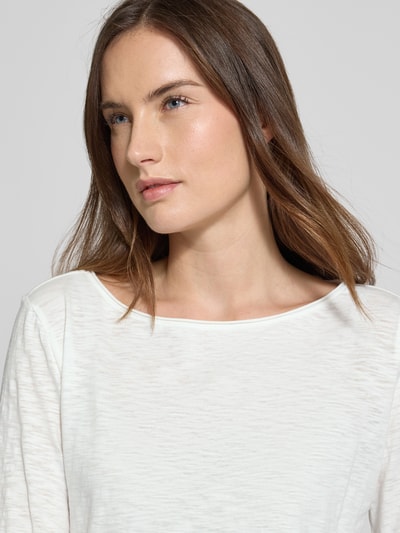 Frauenmodel trägt Regular Fit 3/4-Shirt aus reiner Baumwolle von s.Oliver RED LABEL in unifarbenem Weiß, Jersey-Textur, Nahaufnahme Oberkörper.