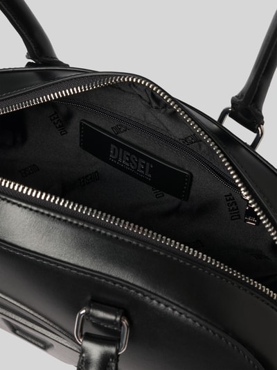 Produktfoto, schwarze Shoulder Bag aus echtem Rindsleder von Diesel mit Logo-Detail, schmalen Schulterriemen und Reißverschluss, Innenansicht