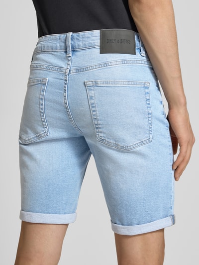 Męski model nosi Regular Fit Jeansshorts aus Baumwoll-Mix Modell 'PLY' od Only & Sons, denim, szlufki na pasek, 5 kieszeni, brzeg nogawek z mankietem, naszywka z logo, mieszanka bawełny, całkowity widok z tyłu