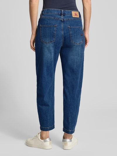 Frauenmodel trägt Jeans mit Gesäßtaschen von Buena Vista in Dunkelblau, lockerer Schnitt, Baumwoll-Mix, Ganzkörperansicht Rückansicht.