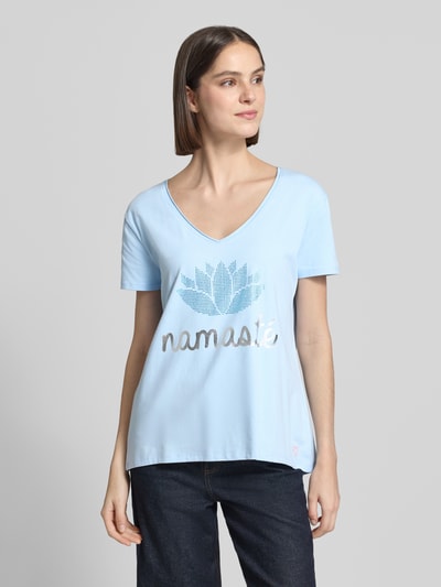 miss goodlife T-Shirt mit Ziersteinbesatz Modell 'Namaste' Hellblau 4