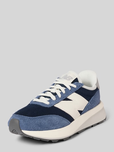 Produktfoto, Sneaker mit Label-Details Modell 'U370' von New Balance in Blau und Weiß mit abgerundeter Form, Schnürung, strukturierte Sohle, Absatzhöhe 5 cm, Schafthöhe 7 cm, Schaftweite 7 cm