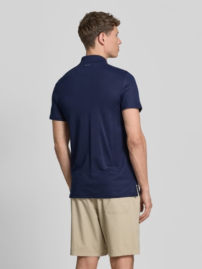 Männermodel trägt Regular Fit Poloshirt aus Baumwoll-Mix Modell 'TOUR PIQUE' von Polo Ralph Lauren in Dunkelblau, Rückenansicht, Ganzkörperansicht Rückansicht. Unifarbenes Design, Polokragen, kurze Knopfleiste, Logo-Detail, kurzarm, Seitenschlitze, Piqué-Struktur.