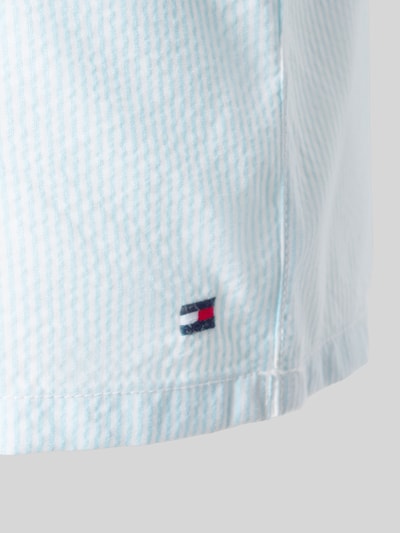 Produktfoto, Regular Fit Badehose mit Label Stitching von Tommy Hilfiger, unifarbenes Design, Logo Stitching, glatte Textur, Tunnelzug-Bund