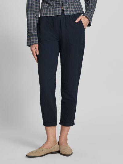 Frauenmodel trägt Hose mit elastischem Bund und Tunnelzug Modell 'Cissie' von Soyaconcept aus Reine Baumwolle im Relaxed-Fit, Nahaufnahme Unterkörper.