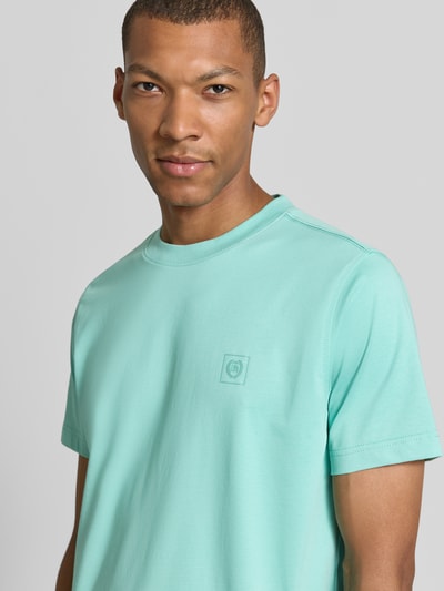 Männermodel trägt T-Shirt mit Rundhalsausschnitt und Logo-Print von Lerros in Türkis, Baumwoll-Mix, Regular Fit, Nahaufnahme Oberkörper.
