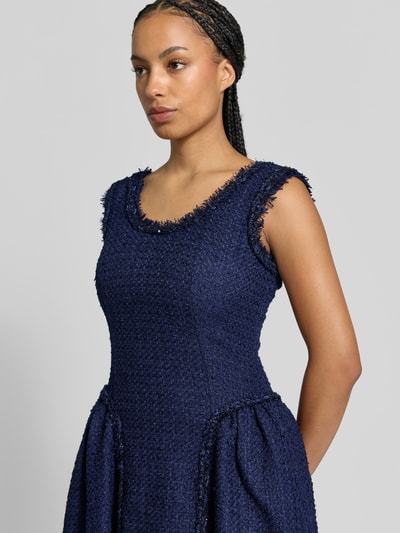 Frauenmodel trägt Midikleid mit Woll-Anteil von Self-Portrait in Dunkelblau mit Bouclé-Optik, taillierter Passform, ärmellos, Nahaufnahme Oberkörper.