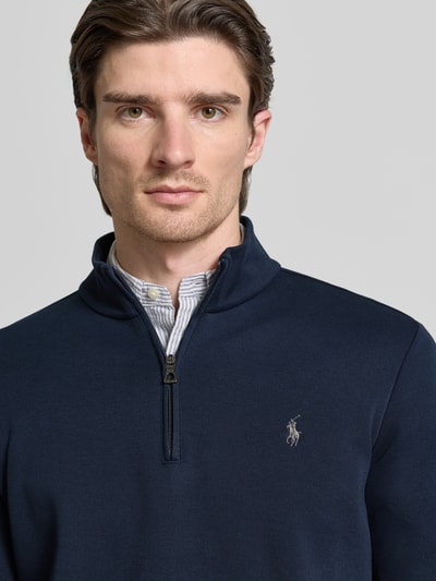 Männermodel trägt Regular Fit Troyer aus Baumwoll-Mix von Polo Ralph Lauren, Optik: Unifarben, Logo-Detail, Nahaufnahme Oberkörper.