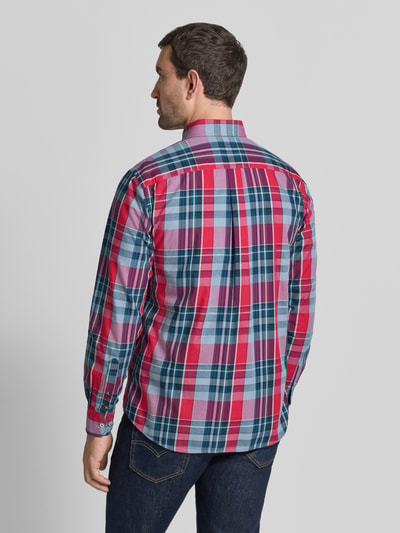 Männermodel trägt Regular Fit Freizeithemd mit Button-Down-Kragen von Fynch-Hatton, kariertes Muster, reine Baumwolle, Ganzkörperansicht Rückansicht.