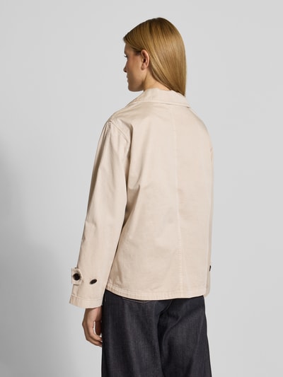 Frauenmodel trägt Regular Fit Trenchcoat aus reiner Baumwolle von Marc O'Polo, unifarben, doppelreihige Knopfleiste, Reverskragen, ganzkörperansicht rückansicht.