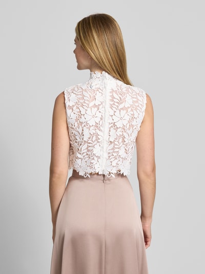 Frauenmodel trägt Regular Fit Top in semitransparentem Design von Luxuar mit Allover-Spitzen-Optik, Stehkragen, ärmellosem Design, integrierten Pads, Rückenlänge bei Größe 36: 42 cm, Ganzkörperansicht Rückansicht.