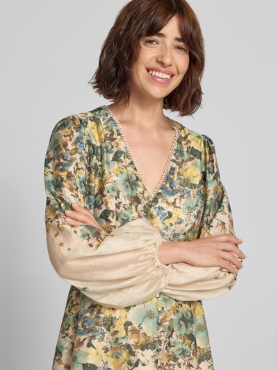 Frauenmodel trägt Cocktailkleid mit V-Ausschnitt und Häkelspitze von Vera Mont im floralen Allover-Design, Lyocell-Mix, Nahaufnahme Oberkörper.