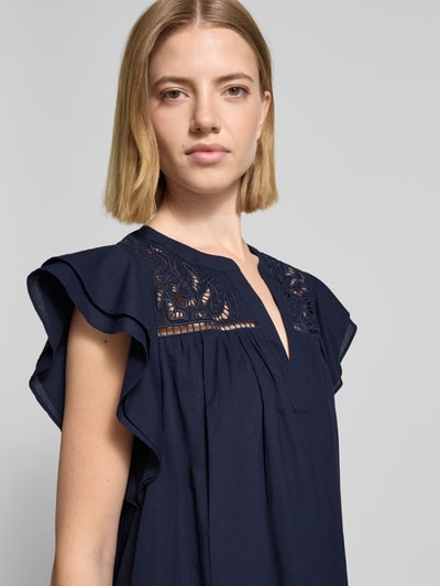 Frauenmodel trägt Relaxed Fit Minikleid mit Loch-Stickerei von ROBE LÉGÈRE aus reiner Baumwolle, dunkles Blau, Tunika-Ausschnitt, Kappärmel, Nahaufnahme Oberkörper.