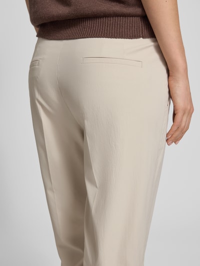 Vrouwenmodel draagt Hose in verkürzter Passform Modell 'KRYSTAL' van Cambio in regular fit met steekzakken, lichte beige kleur, detailopname rugaanzicht.