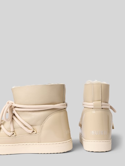 Produktfoto, Boots mit Logo-Detail von INUIKII in Beige mit abgerundeter Passform, Schnürverschluss, Profilsohle und sichtbarem Logo