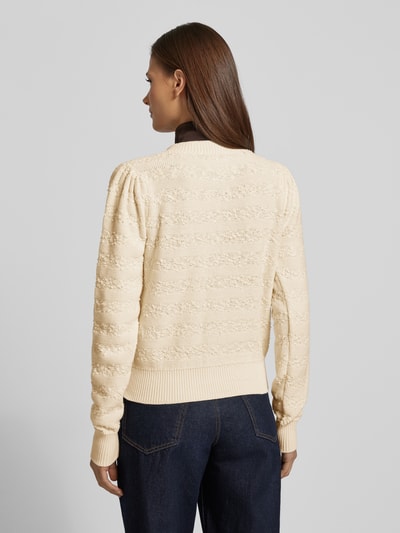 Vrouwenmodel draagt Strickjacke mit Rundhalsausschnitt van Scotch & Soda in crème, katoenmix, regular fit, rugaanzicht, volledige opname.