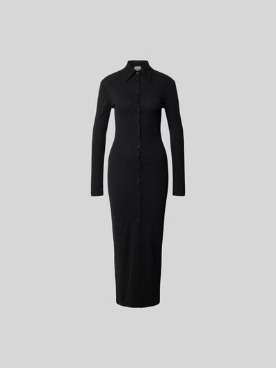 Produktfoto, Hemdblusenkleid in Maxilänge von Nanushka in Schwarz, eng anliegende Passform, Langarm, durchgehende Knopfleiste, glatte Textur