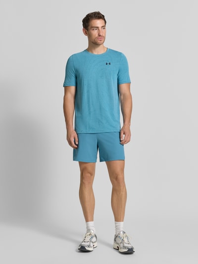 Männermodel trägt Heren sportshirt regular fit met ronde hals, Model 'Vanish Seamless Novelty' van Under Armour met logo, ruglengte bij maat M 72 cm, effen blauw, textuur zichtbaar, Ganzkörperansicht van voren