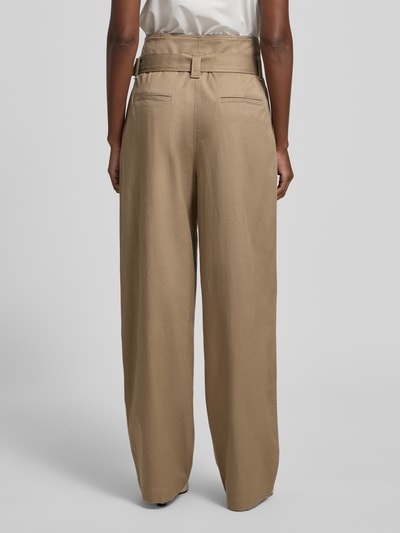 Frauenmodel trägt Regular Fit Weite Hose mit integriertem Gürtel von Marc O'Polo, Optik: Unifarben, Lyocell-Mix, Ganzkörperansicht Rückansicht.