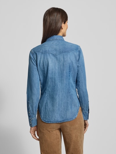 Kobiece modelka nosi Regular Fit Koszula jeansowa z kieszeniami na piersi od Polo Ralph Lauren z bawełny, widok całej sylwetki od tyłu.