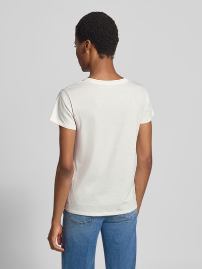 Frauenmodel trägt T-Shirt mit Strasssteinbesatz von Liu Jo aus reiner Baumwolle und geradem Schnitt in Weiß, Ganzkörperansicht Rückansicht.