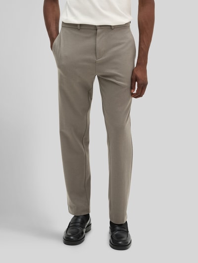 Männermodel trägt Regular Fit Sweathose aus Baumwoll-Mix von Marc O'Polo in Beige, glatte Textur, Ganzkörperansicht von vorne, Herren Sweathose.