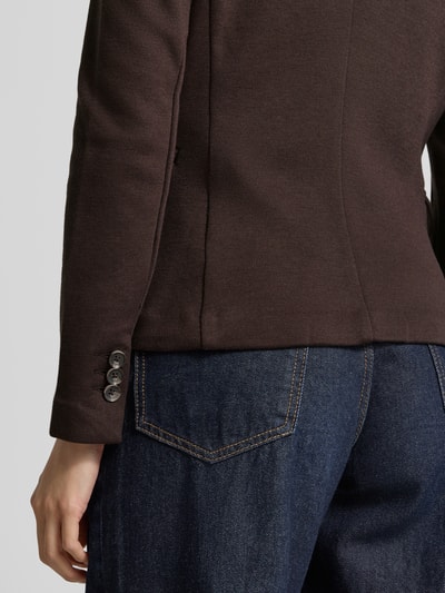 Vrouwenmodel draagt Slim Fit Kurzblazer met katoenmix model 'JULIA' van VERO MODA in donkerbruin, detailopname, Dames