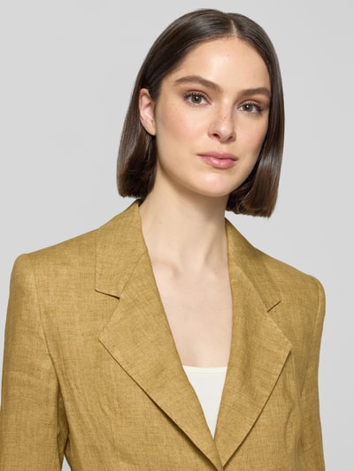 Frauenmodel trägt Slim Fit Leinenblazer mit Paspeltaschen Modell 'CARDATO' von Marella, Reines Leinen, Reverskragen, Knopfverschluss, Nahaufnahme Oberkörper.