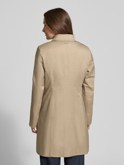 Frauenmodel trägt Regular Fit Mantel mit Umlegekragen Modell 'Mina' von CINQUE in Beige, glatte Struktur, Pattentaschen, Ganzkörperansicht Rückansicht, elastischer Baumwoll-Mix.