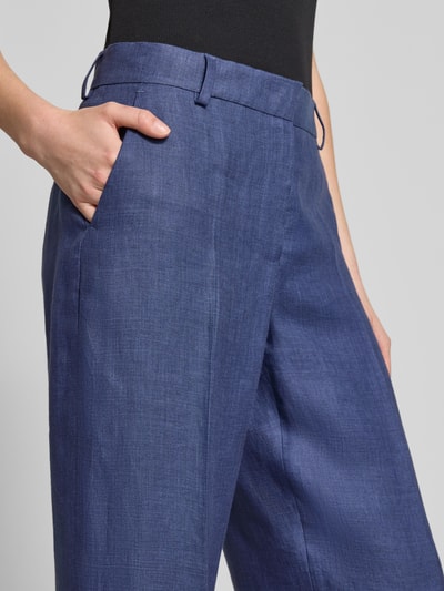 Frauenmodel trägt Regular Fit straight Leg Anzughose aus reinem Leinen Modell 'MALIZIA' von Weekend Max Mara in Melange-Optik mit seitlichen Eingrifftaschen, Gürtelschlaufen, Schiebehaken und verdecktem Reißverschluss, Materialverarbeitung Webware, Nahaufnahme Oberkörper.