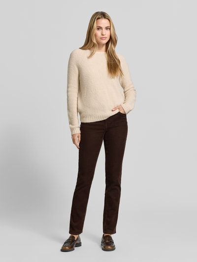 Frauenmodel trägt schmale Hose aus Baumwoll-Mix Modell 'MARY' von Brax, dunkelbraun, kombiniert mit hellem Pullover, Ganzkörperansicht von vorne, Damen Schmale Hose von Brax.