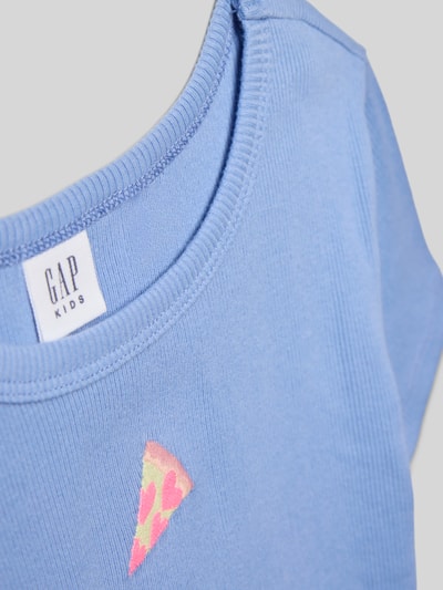 Mädchen trägt Kinder T-Shirt mit Motiv-Stitching von GAP in Hellblau, Reine Baumwolle, Straight Fit, Feinripp, Rundhalsausschnitt, Nahaufnahme Oberkörper, Rückenlänge bei Größe 116: 34 cm