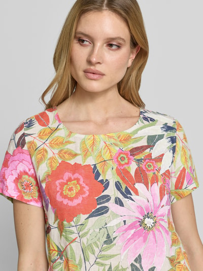 Vrouwenmodel draagt knielang dames jurk van ZABAIONE, mix van katoen en linnen, recht model, all-over look, ronde hals, model 'La44ra', detailopname bovenlichaam.