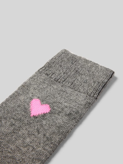 Produktfoto, Socken mit Kaschmir-Anteil und Motiv-Stitching von UNIO HAMBURG im grauen Woll-Mix mit Rippenbündchen und pinkem Herzmotiv, Detailansicht