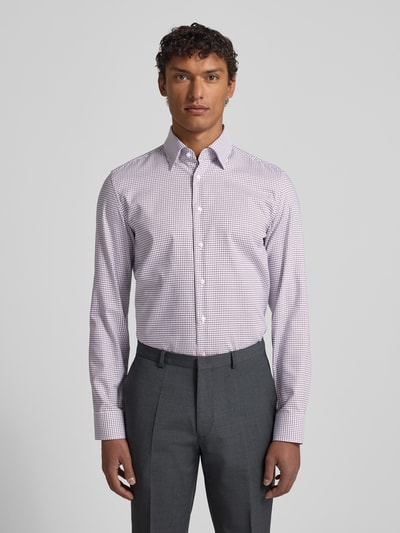 Męski model nosi Slim Fit Business Koszula z bawełny z kołnierzykiem typu button down od SEIDENSTICKER; kratka, długość tyłu 78 cm, przód pełnej sylwetki.